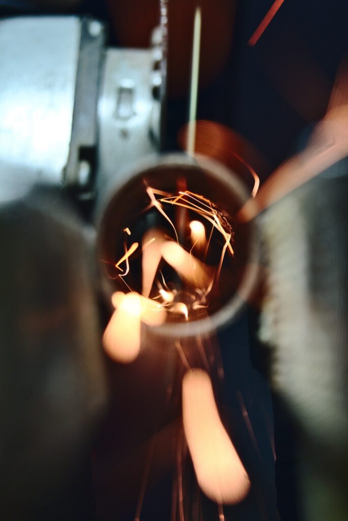 an angle grinder cuts into a pipe in which many lasersko zavarivanje